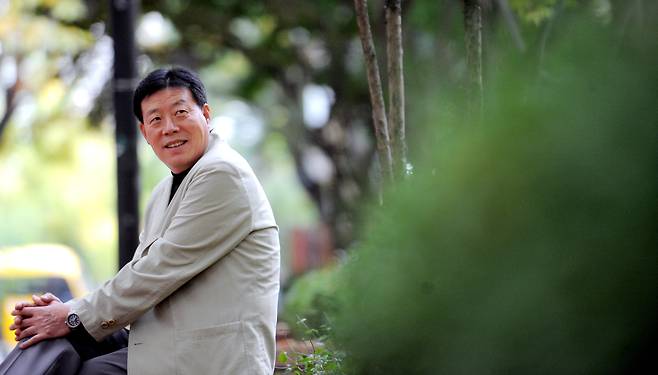 고 허영호 대장이 생전 헤럴드경제와 인터뷰를 한 뒤 포즈를 취한 모습 [헤럴드DB]