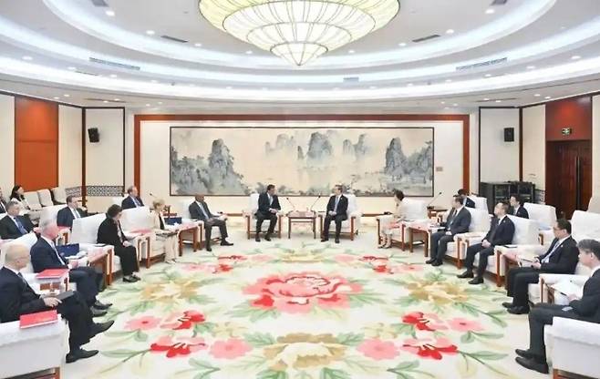 중국국제무역촉진회 런훙빈 회장과 미중 무역전국위원회 이사회 대표단 접견. [연합]