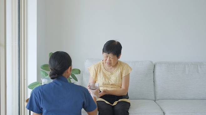 내년 초부터 사망보험금을 요양시설 이용권이나 방문 돌봄 서비스 등으로 직접 받을 수 있게 된다. 급증하는 재가 돌봄 수요와 맞물려 민간 보험사의 서비스 영역이 기존 시설 중심에서 가정으로까지 확대될 수 있을 것으로 보인다. [게티이미지뱅크 제공]