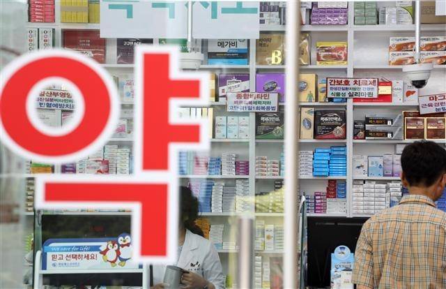 서울 한 약국에서 환자들이 약을 사고 있다.[연합]