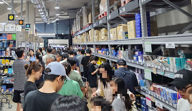 지난 6일 오후 경기 성남에 ‘창고형 약국’ 메가팩토리(MEGA PHACTORY)에서 계산을 하기 위해 줄지어있는 모습. 최은지 기자