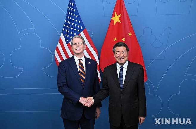 [스톡홀름=신화/뉴시스] 29일 중국 외교부는 스웨덴 스톡홀름에서 제3차 고위급 무역협상이 진행 중이라고 밝혔다. 사진은 28일(현지 시간) 스콧 베선트 미 재무부 장관(왼쪽)과 허리펑 중국 부총리가 회담에 앞서 악수하는 모습. 2025.07.29