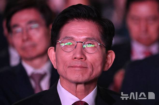 [고양=뉴시스] 고승민 기자 = 김문수 국민의힘 대선 경선 후보가 3일 오후 경기 고양시 킨텍스에서 열린 21대 대통령선거 후보자 선출을 위한 제5차 전당대회에서 모니터 화면을 바라보고 있다. (공동취재) 2025.05.03. photo@newsis.com