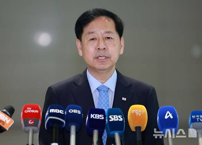 [인천공항=뉴시스] 이영환 기자 = 한미 관세협상을 앞둔 구윤철 경제부총리 겸 기획재정부 장관이 29일 오전 인천국제공항 제2여객터미널에서 미국 워싱턴D.C. 출국을 앞두고 발언을 하고 있다. 2025.07.29. 20hwan@newsis.com