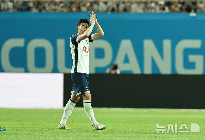 [서울=뉴시스] 김근수 기자 = 토트넘 홋스퍼 손흥민이 3일 서울 마포구 서울월드컵경기장에서 열린 쿠팡플레이 시리즈 2경기 토트넘 홋스퍼와 FC바이에른 뮌헨의 경기 후반 교체아웃되며 관중들에게 인사하고 있다. 2024.08.03. ks@newsis.com