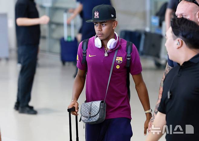 [인천공항=뉴시스] 이영환 기자 =  FC 바르셀로나 라민 야말이 29일 오후 인천국제공항 제2여객터미널을 통해 입국하고 있다.FC 바르셀로나는 31일 FC 서울, 다음달 4일 대구FC와 경기를 치른다. 2025.07.29. 20hwan@newsis.com