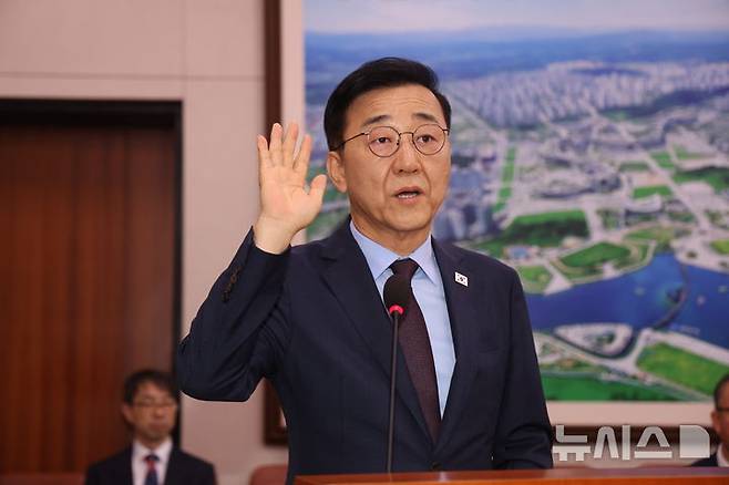 [서울=뉴시스] 김명년 기자 = 김윤덕 국토교통부 장관 후보자가 지난 29일 오전 서울 여의도 국회 국토교통위원회에서 열린 인사청문회에서 선서하고 있다. 2025.07.30. kmn@newsis.com
