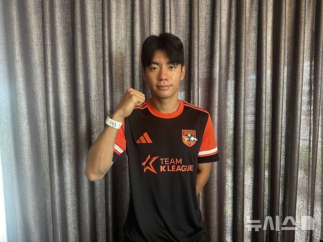 (Suwon = News) K -League 1 Jeonbuk Hyundai striker Jeon Jin -woo, who belongs to the K -League K -League All -Star Team, is posing after an interview with the English professional football Premier League (EPL) Newcastle United at the Ramada Datal Football Premier League (EPL). 2025.07.30. wlsduq123@newsis.com