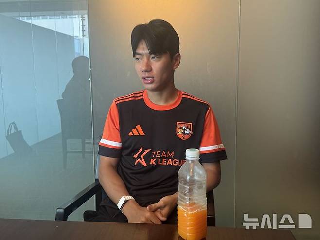 (Suwon = News) K -League 1 Jeonbuk Hyundai striker Jeon Jin -woo, who belongs to the K -League K -League All -Star Team, is speaking on the 30th of the morning at the Ramada Datal Football Premier League (EPL) Newcastle United. 2025.07.30. wlsduq123@newsis.com