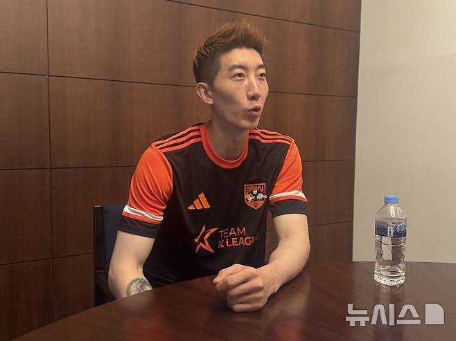 [수원=뉴시스] 프로축구 K리그 올스타격인 팀 K리그에 속한 K리그1 전북현대 공격수 전진우가 30일 오전 라마다프라자 수원호텔에서 잉글랜드 프로축구 프리미어리그(EPL) 뉴캐슬 유나이티드와의 2025 쿠팡플레이 시리즈 1경기를 앞둔 소감을 말하고 있다. 2025.07.30. wlsduq123@newsis.com