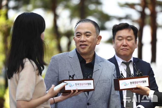 [서울=뉴시스] 김근수 기자 = 윤석열 전 대통령 부부의 공천 개입 의혹을 받는 명태균 씨가 지난 4월 29일 서울 서초구 서울고등검찰청으로 조사를 받기 위해 출석하고 있다. 2025.04.29. ks@newsis.com