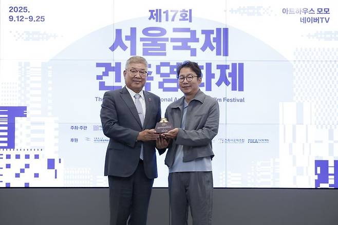 [서울=뉴시스] 김재록 대한건축사협회장과 제17회 서울국제건축영화제 홍보대사인 코미디언 심현섭씨. (사진=대한건축사협회 제공) 2025.07.30. photo@newsis.com *재판매 및 DB 금지