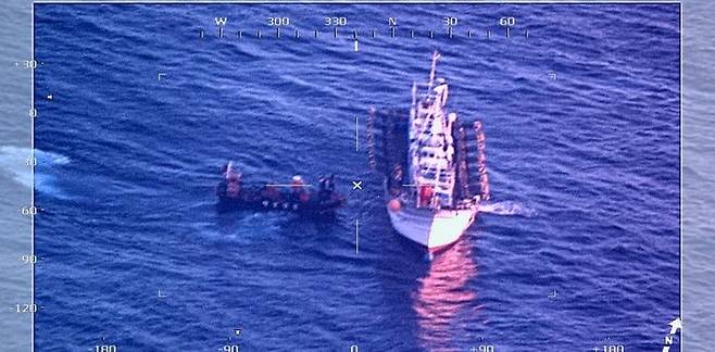 [군산=뉴시스] 불법 공조 조업 어선 적발하는 군산해경 소속 경비함정. (사진=서해해경청 제공) 2025.07.30. photo@newsis.com  *재판매 및 DB 금지