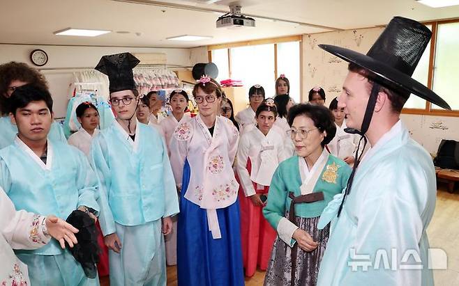 [부산=뉴시스] 하경민 기자 = '2025학년도 부경국제계절학기'에 참가한 9개국 23개 대학에서 온 외국인 학생들이 30일 부산 기장군 기장문화예절학교에서 한복을 입고 전통예절을 배우고 있다.  이번 계절학기에 참가한 외국인 학생 100여 명은 오는 8월14일까지 부경대 학생들과 함께 기숙사에서 생활하면서 한국 요리 만들기, 도자기 빚기, 서예, 박물관 견학, 해양 레포츠 실습 등 다양한 문화체험에 참여한다. 2025.07.30. yulnetphoto@newsis.com
