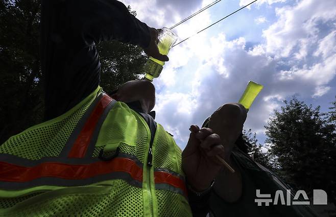 [서울=뉴시스] 김근수 기자 = 연일 폭염이 지속되는 가운데 9일 서울 시내의 한 건설현장 노동자가 더위를 식히기 위해 이온음료를 마시고 있다. 2025.07.09. ks@newsis.com