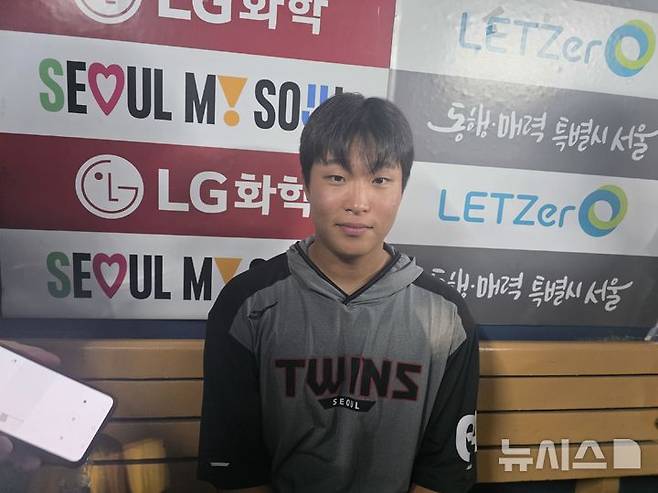 [서울=뉴시스] 김희준 기자 = LG 트윈스의 박관우가 30일 잠실구장에서 열린 KT 위즈와의 경기를 마친 뒤 인터뷰를 하고 있다. 2025.07.30jinxijun@newsis.com
