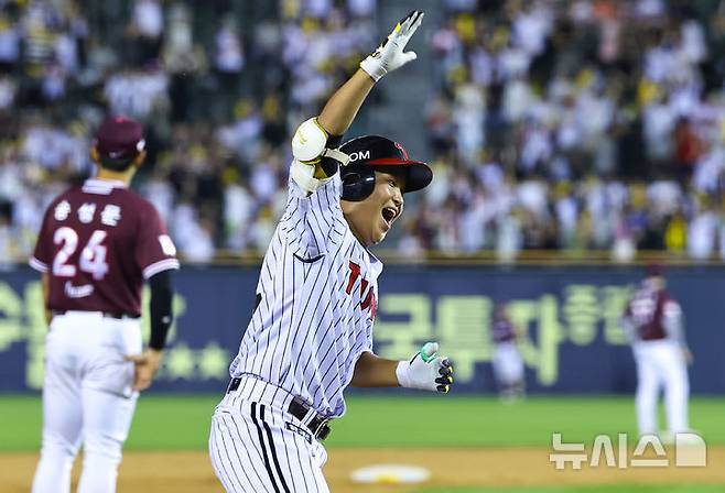[서울=뉴시스] 최진석 기자 = 10일 서울 송파구 잠실야구장에서 열린 2025 KBO리그 키움 히어로즈와 LG 트윈스의 경기. 7회말 1사 1루 상황 LG 박관우가 2점 홈런을 치고 홈으로 향하며 기뻐하고 있다. 2025.07.10. myjs@newsis.com