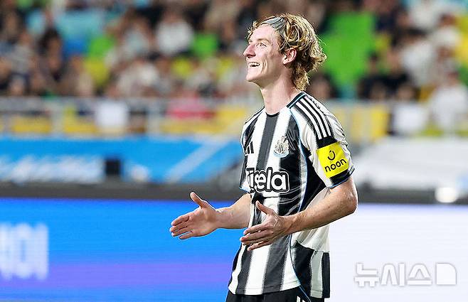 [수원=뉴시스] 이영환 기자 = 30일 오후 경기 수원시 팔달구 수원월드컵경기장에서 열린 2025 쿠팡플레이 시리즈 뉴캐슬 유나이티드와 팀 K리그의 경기, 뉴캐슬 앤서니 고든이 슛을 시도한 후 아쉬워 하고 있다. 2025.07.30. 20hwan@newsis.com