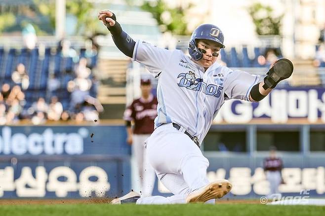 [서울=뉴시스] 프로야구 NC 다이노스 김주원이 27일 창원NC파크에서 열린 2025 신한 쏠뱅크 KBO리그 키움 히어로즈와의 경기에서 안타를 친 뒤 베이스에 발을 뻗고 있다. (사진=NC 다이노스 제공) 2025.07.27. *재판매 및 DB 금지