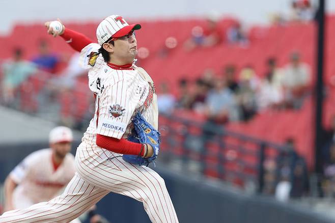 [서울=뉴시스] 프로야구 KIA 타이거즈의 양현종이 30일 광주-기아챔피언스필드에서 열린 2025 신한 쏠뱅크 KBO리그 두산 베어스와의 경기에 선발 등판해 공을 던지고 있다. (사진=KIA 타이거즈 제공) 2025.07.30. *재판매 및 DB 금지