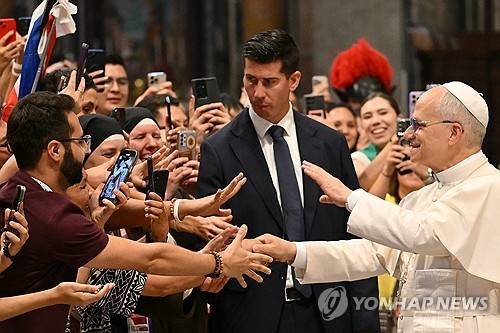 29일(현지시간) 디지털 선교사 및 인플루언서들 만난 레오 14세 [AFP=연합뉴스 제공]