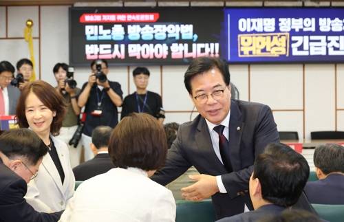 토론회 참석하는 송언석 비상대책위원장 토론회 참석하는 송언석 비상대책위원장     (서울=연합뉴스) 박동주 기자 = 국민의힘 송언석 비상대책위원장 겸 원내대표가 30일 서울 여의도 국회 의원회관에서 국민의힘 정책위원회 주최로 열린 방송3법 저지를 위한 연속토론회에 참석하고 있다. 2025.7.30     pdj6635@yna.co.kr (끝)   <저작권자(c) 연합뉴스, 무단 전재-재배포, AI 학습 및 활용 금지>