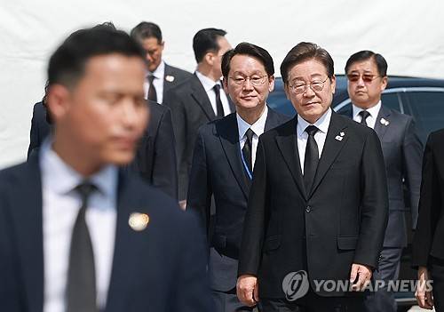 이재명 대통령과 박관천 대통령경호처 정책관 내정자(오른쪽 뒤) [연합뉴스 자료사진]