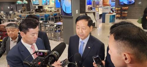미국 도착해 취재진 만나는 구윤철 부총리 겸 기재부 장관 구윤철 부총리 겸 기획재정부 장관이 29일(현지시간) 워싱턴DC 인근 덜레스 국제공항을 통해 미국에 입국한 뒤 취재진과 만나 인터뷰를 하고 있다. 2025.7.30[연합뉴스 제공]