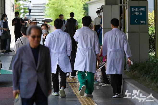 서울 시내 한 병원에서 의료진이 이동하고 있다. 박종민 기자