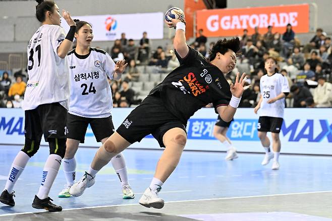 H리그 2024-2025시즌 SK 슈가글라이더즈와 삼척시청의 경기 모습. 한국핸드볼연맹 제공.