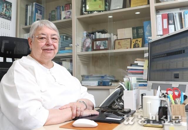 배현정 원장은 서울 금천구 시흥동에서 50년 넘게 주민 건강을 돌보고 있다. 한국말 ‘빨리빨리’를 가장 먼저 배운 그는 2014년 특별공로자로 대한민국 국적을 취득해 자칭 ‘금천 배씨 시조’다. 백승철 프리랜서 기자