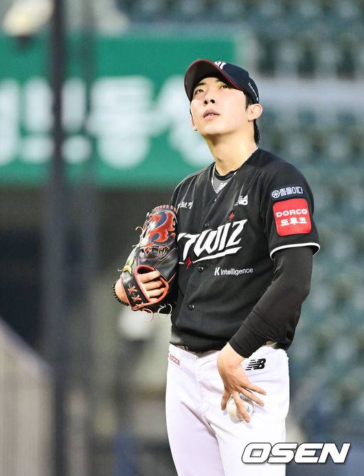 [OSEN=잠실, 박준형 기자]  29일 오후 서울 잠실구장에서 ‘2025 신한 SOL BANK KBO리그’ LG 트윈스와 KT 위즈의 경기가 진행됐다.이날 경기에서 LG는 치리노스를, KT는 오원석을 선발투수로 내세웠다.   3회말 연속 5안타에 5실점 허용한 KT 오원석 선발투수가 아쉬워하고 있다.   2025.07.29 / soul1014@osen.co.kr