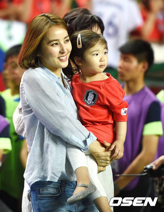 [OSEN=전주, 지형준 기자] 신태용 감독이 이끄는 축구 대표팀(FIFA랭킹 61위)이 1일 오후 8시 전주월드컵경기장서 보스니아 헤르체고비나(41위)와 A매치 평가전에서 에딘 비스카에게 해트트릭을 허용하며 1-3로 패배했다.이날 신태용호는 변형 스리백으로 나섰지만, 상대 역습에 쉽게 무너지는 약점을 노출하며 아쉬움을 남겼다. 한국은 온두라스-보스니아로 이어지는 국내 평가전을 1승 1패로 마무리했다. 신태용호는 평가전을 반영하여 23인의 최종 명단을 확정한 다음 오는 3일 전지 훈련지인 오스트리아로 출국할 계획이다.전반 종료후 기성용의 센츄리 클럽 가입 기념식에 부인 한혜진과 딸 기시온 양이 축하를 위해 그라운드에 들어서고 있다./jpnews@osen.co.kr