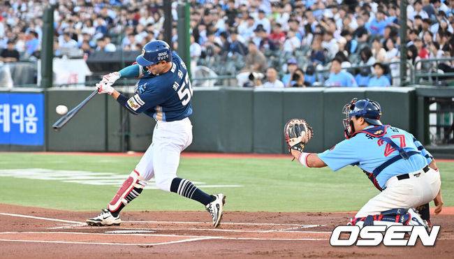 [OSEN=부산, 이석우 기자] 29일 부산 사직야구장에서 2025 신한 SOL 뱅크 KBO 리그 롯데 자이언츠와 NC 다이노스의 경기가 열렸다. 홈팀 롯데는 박세웅이, 방문팀 NC는 로건이 선발 출전했다.NC 다이노스 최원준이 1회초 힘찬 타격을 하고 있다. 2025.07.29 / foto0307@osen.co.kr