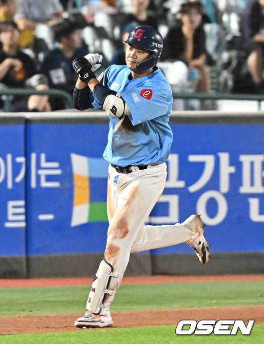 [OSEN=부산, 이석우 기자] 29일 부산 사직야구장에서 2025 신한 SOL 뱅크 KBO 리그 롯데 자이언츠와 NC 다이노스의 경기가 열렸다. 홈팀 롯데는 박세웅이, 방문팀 NC는 로건이 선발 출전했다.롯데 자이언츠 손호영이 6회말 무사 1루 좌월 2점 홈런을 치고 세리머니를 하고 있다. 2025.07.29 / foto0307@osen.co.kr