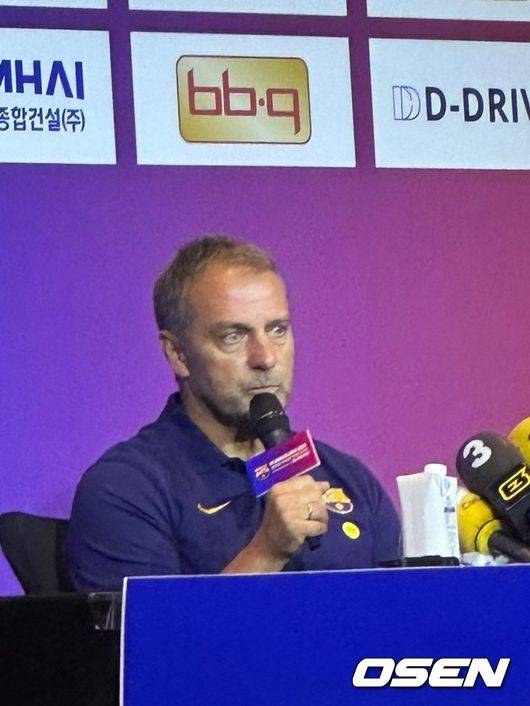 [사진] 공식기자회견에 참석한 한지 플릭