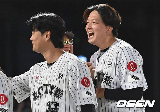 [OSEN=부산, 이석우 기자] 27일 부산 사직야구장에서 2025 신한 SOL 뱅크 KBO 리그 롯데 자이언츠와 KIA 타이거즈의 경기가 열렸다. 홈팀 롯데는 나균안이, 방문팀 KIA는 네일이 선발 출전했다.롯데 자이언츠 김태형 감독이 KIA 타이거즈에 5-3으로 승리, 스윙승을 올리고 김원중과 활짝 웃으며 하이파이브를 하고 있다. 2025.07.27 / foto0307@osen.co.kr