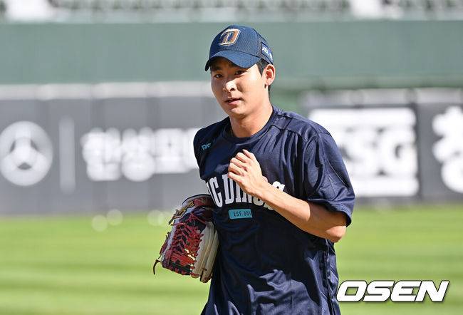 [OSEN=부산, 이석우 기자] 30일 부산 사직야구장에서 2025 신한 SOL 뱅크 KBO 리그 롯데 자이언츠와 NC 다이노스의 경기가 열린다. 홈팀 롯데는 감보아가, 방문팀 NC는 목지훈이 선발 출전한다.KIA에서 트레이드 된 NC 다이노스 홍종표가 1군에 올라와 훈련을 하고 있다. 2025.07.30 / foto0307@osen.co.kr