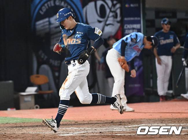 [OSEN=부산, 이석우 기자] 30일 부산 사직야구장에서 2025 신한 SOL 뱅크 KBO 리그 롯데 자이언츠와 NC 다이노스의 경기가 열렸다. 홈팀 롯데는 감보아가, 방문팀 NC는 목지훈이 선발 출전했다.NC 다이노스 최원준이 6회초 무사 2,3루 권희동의 중견수 희생플라이때 득점을 올리고 있다. 2025.07.30 / foto0307@osen.co.kr