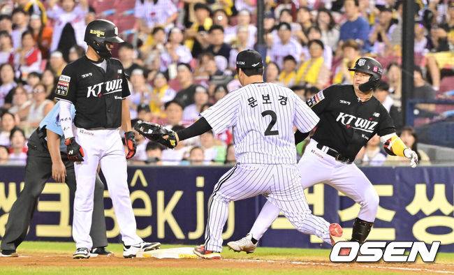 [OSEN=잠실, 박준형 기자] 프로야구&nbsp;LG 트윈스가 KT 위즈를 꺾고 2연승을 달렸다.&nbsp;LG는&nbsp;30일 서울 잠실구장에서 열린 2025 KBO리그&nbsp;KT와 경기에서 5-0으로 승리했다.&nbsp;선발투수&nbsp;손주영은&nbsp;7이닝(83구) 6피안타 무사사구 2탈삼진 무실점으로 승리 투수가 됐다. 시즌 9승째를 기록했다.&nbsp;9회초 무사 1루 케이티 김상수의 병살타때 문보경이 타자 김상수를 아웃시키고 있다.   2025.07.30  / soul1014@osen.co.kr
