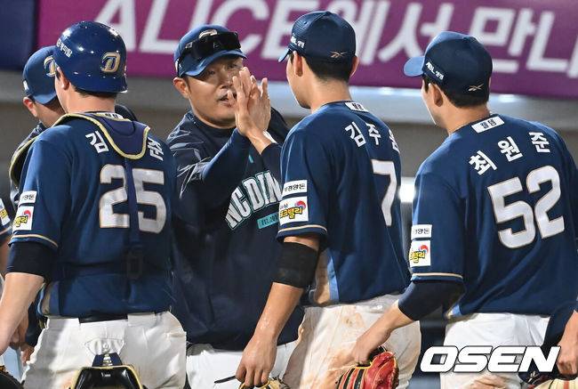 [OSEN=부산, 이석우 기자] 30일 부산 사직야구장에서 2025 신한 SOL 뱅크 KBO 리그 롯데 자이언츠와 NC 다이노스의 경기가 열렸다. 홈팀 롯데는 감보아가, 방문팀 NC는 목지훈이 선발 출전했다.NC 다이노스 이호준 감독이 롯데 자이언츠에 9-4로 승리한 후 김주원과 기쁨을 나누고 있다. 2025.07.30 / foto0307@osen.co.kr