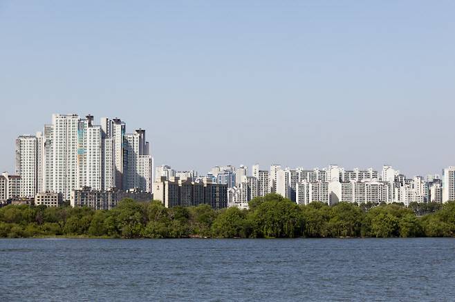 서울 아파트 평균 매매 가격이 통계 집계 이후 처음으로 14억원을 넘어섰다. 게티이미지