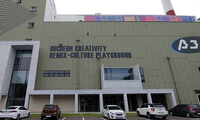 주민들이 걸어서 B39로 접근할 때 가장 먼저 보이는 건축물의 동쪽 입면.