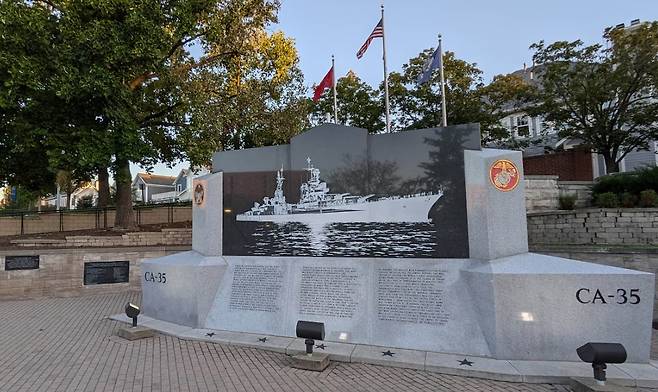 미국 중서부 인디애나주(州) 인디애나폴리스에 세워진&nbsp;USS 인디애나폴리스 전몰 용사 위령비. 해군과 해병대원을 포함해 총 880명이 목숨을 잃었다. 미 해군 제공