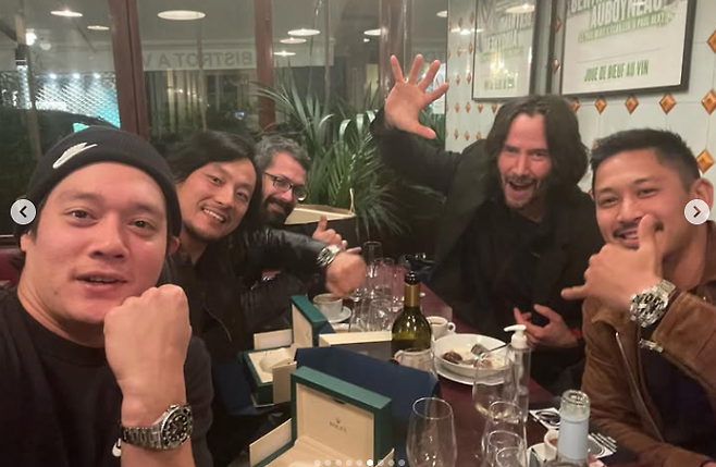 키아누 리브스(오른쪽 두 번째)가 지난 2023년 3월 26일 '존 윅4' 스턴트 팀에게 롤렉스 시계를 선물한 뒤 스턴트 맨들과 기념촬영을 하고 있다. jermskillz 인스타그램