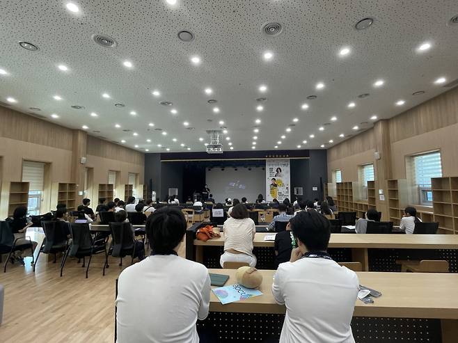 포항시는 30일 포항시립포은오천도서관 다목적홀에서 ‘제24회 과학자와의 만남’ 프로그램을 열고 있다. 포항시 제공