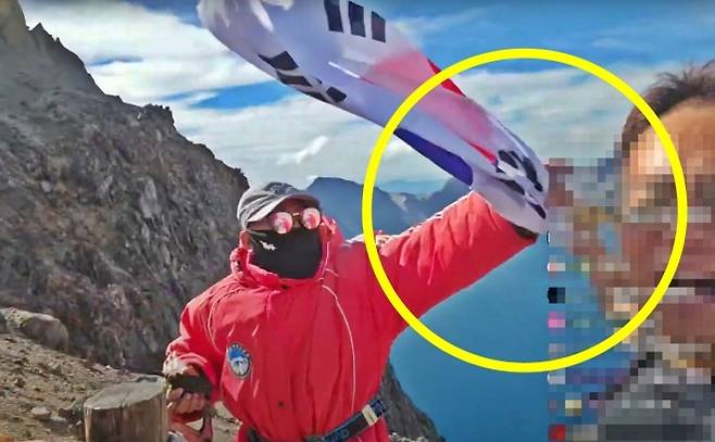 유명 여행 유튜버 ‘시수기릿’(구독자 47만여명)은 지난 25일 백두산 관광 현장을 라이브 방송으로 송출하던 중, 중국 측에 태극기를 빼앗겼다. 2025.7.25 유튜브 화면