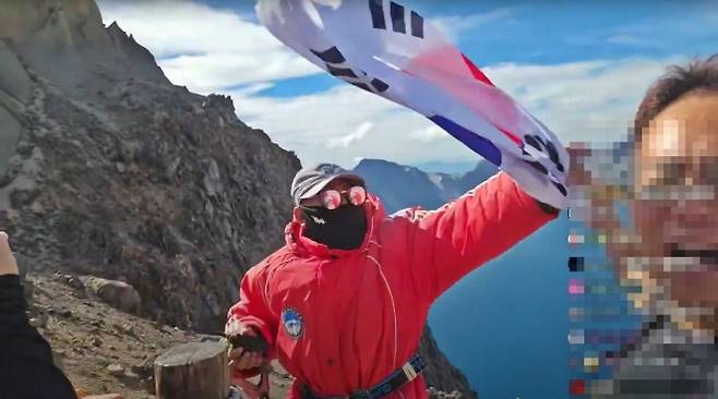 유명 여행 유튜버 ‘시수기릿’(구독자 47만여명)은 지난 25일 백두산 관광 현장을 라이브 방송으로 송출하던 중, 중국 측에 태극기를 빼앗겼다. 2025.7.25 유튜브 화면