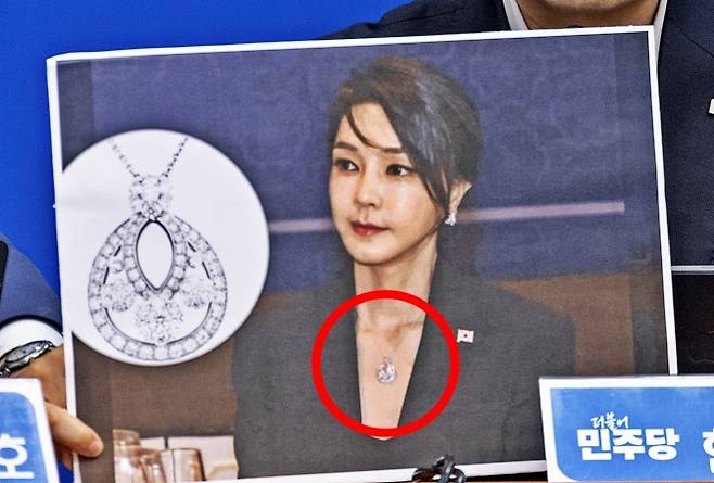 한준호 더불어민주당 최고위원이 28일 국회에서 열린 최고위원회의에서 김건희 특검 압수수색 도중 발견된 ‘김건희 목걸이’ 관련 발언을 하고 있다. 2025.7.28  연합뉴스