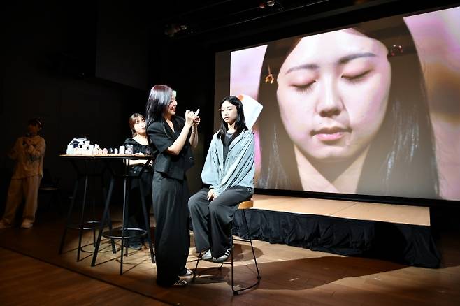 인기 걸그룹의 메이크업을 담당해 온 아티스트 이서원 조이187 실장이 지난 27일 주오사카한국문화원 누리홀에서 열린 ‘K뷰티 위드 세이마이네임’에서 아이돌 메이크업을 시연하고 있다.  주오사카한국문화원 제공